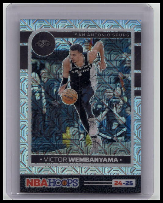 2024-25 NBA Hoops Victor Wembanyama Blue Laser Parallel SP 31/49 #165 Spurs