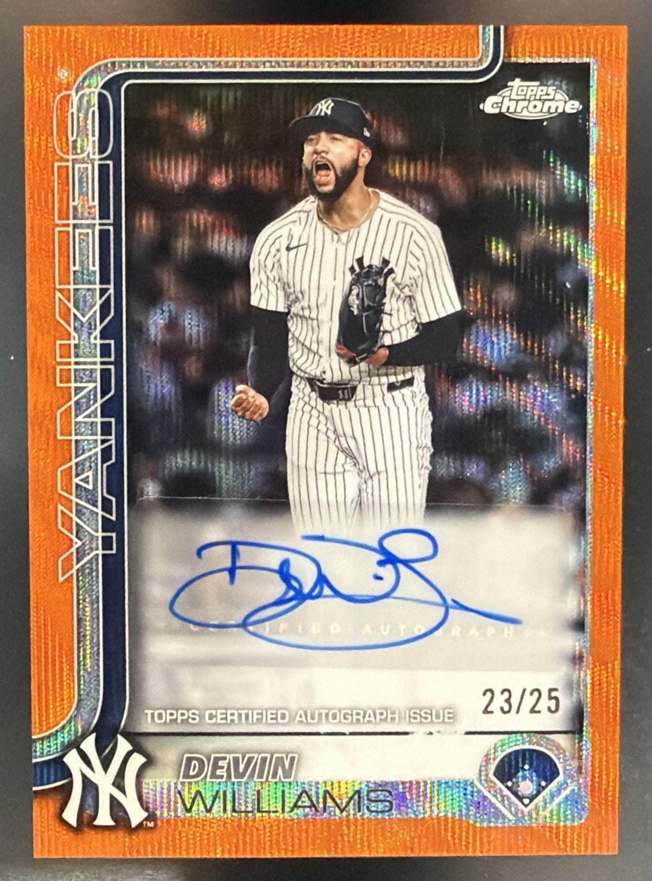 2025 Topps Chrome Update Devin Williams #AC-DW Auto Orange Wave Refractor /25 — front